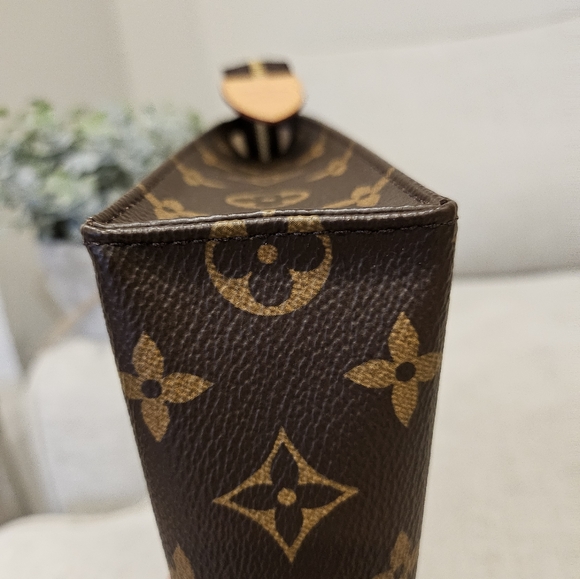 Almost New Louis Vuitton Toiletry Bag 26 - Picture 7 of 15